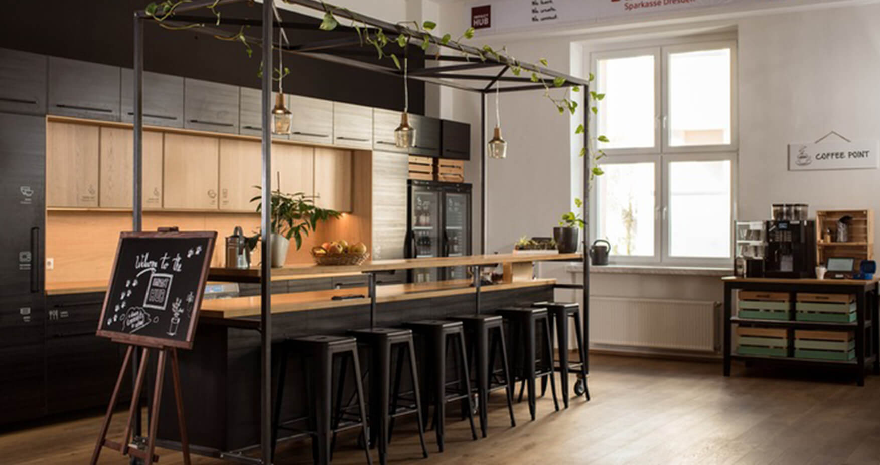 Gemeinschaftsbereich mit Kaffeebar im Impact Hub Dresden