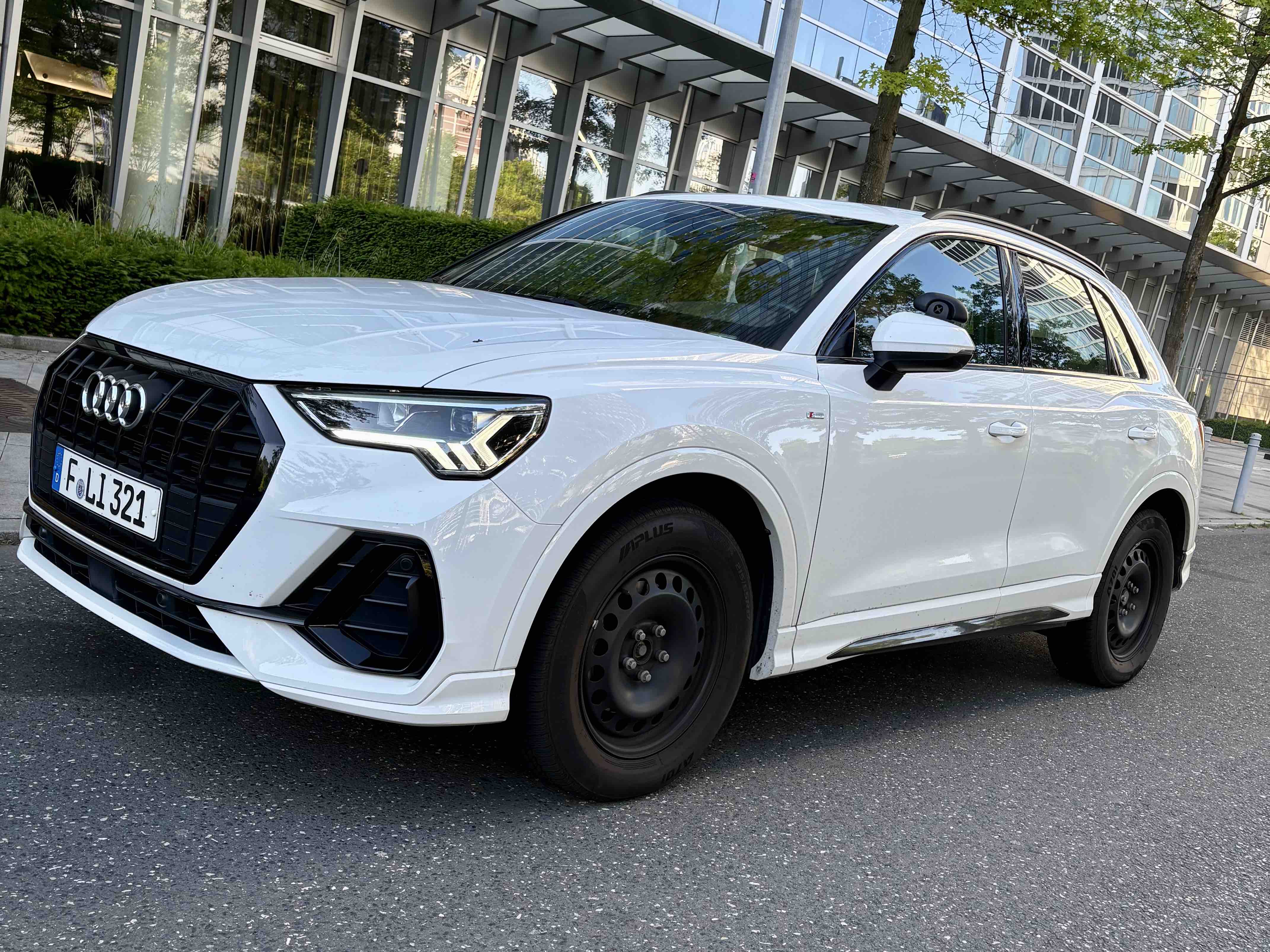 Modernes Fahrschulauto Audi Q3 von Fahrlingo